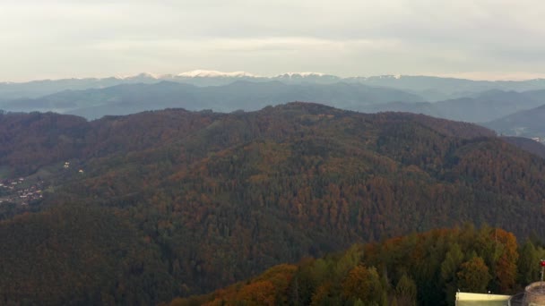 Vista aérea superior sobre a floresta alpina durante o pôr do sol no outono. — Vídeo de Stock
