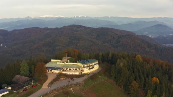 Widok z lotu ptaka nad lasem alpejskim podczas jesiennego zachodu słońca. — Wideo stockowe