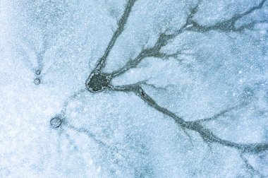 Yukarıdan donmuş göl manzarası