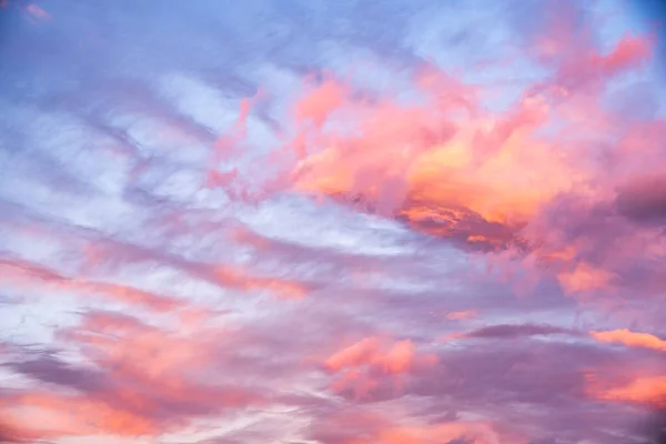 Wolken am Himmel rosa und blaue Farben. — Stockfoto