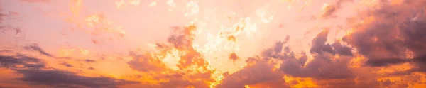 Панорама неба. Оранжевый синий и фиолетовый цвет на фоне закатного неба. — стоковое фото