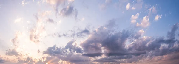 Himmelspanorama. Orange blau und violett Farbe Sonnenuntergang Himmel Hintergrund. — Stockfoto