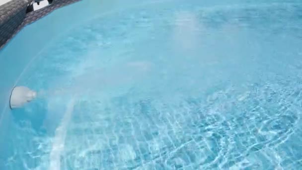 Teal cor da água na piscina acima do solo com reflexos de luz. — Vídeo de Stock