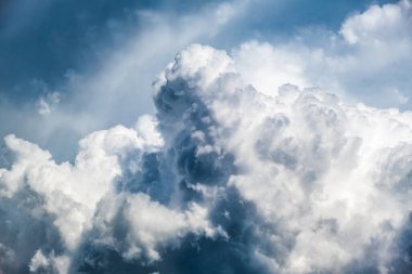 Dramatik gökyüzü, cennetten gelen ışık. Cumulus yazın fırtınalı bulutlar