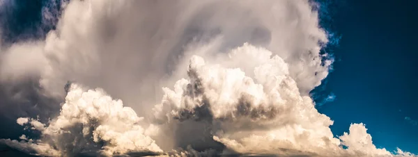 Dramatischer Himmel, Licht vom Himmel. Cumulus stürmische Wolken im Sommer — Stockfoto
