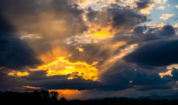 Ciel couchant dramatique, lumière du ciel. Cumulus nuages orageux en été — Photo