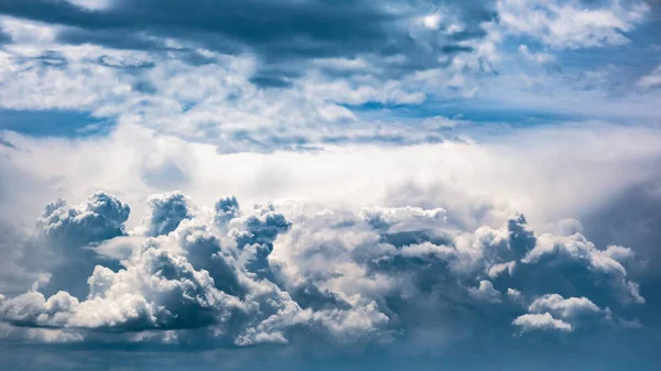 劇的な空、天からの光。夏の積乱雲 — ストック写真