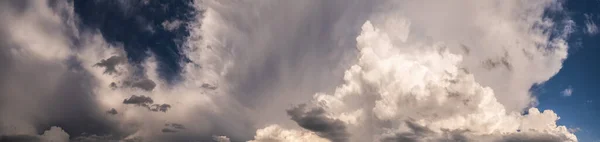 Dramatischer Himmel, Licht vom Himmel. Cumulus stürmische Wolken im Sommer — Stockfoto