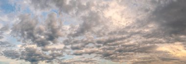 Renkli gökyüzünün doğal arka planı, gün batımında