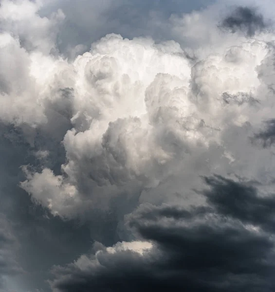 Riesige Sturmwolke, Turmkumulus und Kumulonimbuswolke — Stockfoto