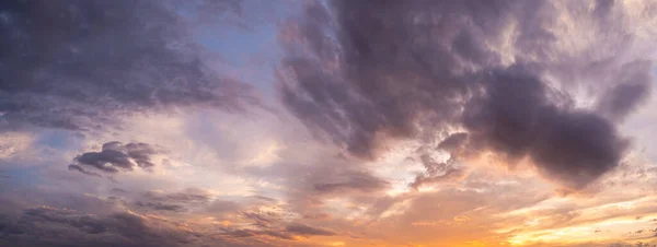Natürlicher Hintergrund des farbenfrohen Panoramahimmels, während des Sonnenuntergangs — Stockfoto