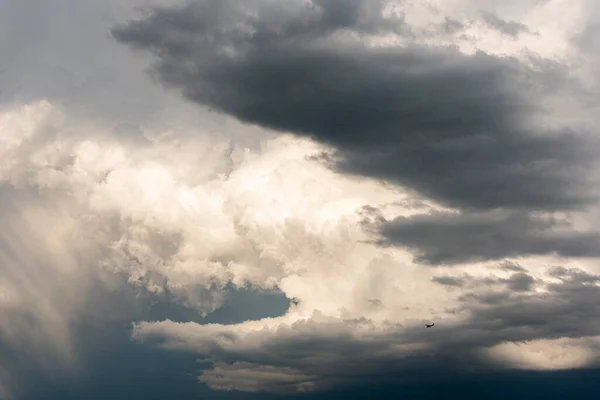 Riesige Sturmwolke, Turmkumulus und Kumulonimbuswolke — Stockfoto