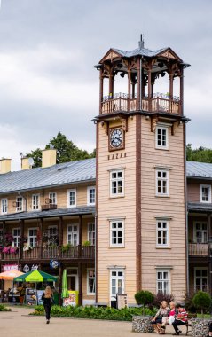 Polonya 'nın eski kasabası Iwonicz Zdroj. Şehir meydanı, çeşme ve belediye binası manzarası. Turizm beldesi