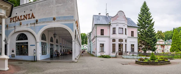 Staré město v Polsku Iwonicz Zdroj. Pohled na náměstí, kašnu a radnici. Turistické cíle — Stock fotografie