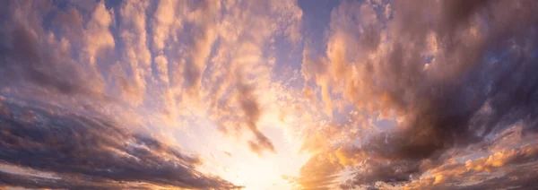 Natürlicher Hintergrund des farbenfrohen Panoramahimmels, während des Sonnenuntergangs — Stockfoto