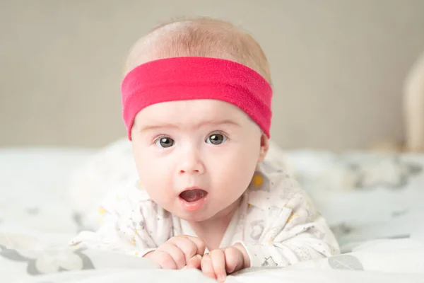 Porträt eines schönen Babys auf hellem Hintergrund — Stockfoto