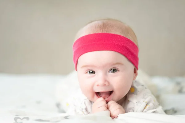 Porträt eines schönen Babys auf hellem Hintergrund — Stockfoto