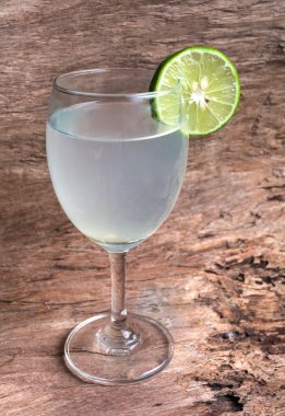 dilimlenmiş yeşil limonlu yeşil limonata garnitür