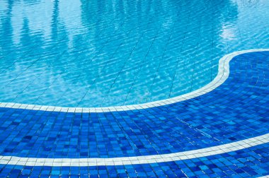 yumuşak odak su yüzeyi ile güneş ışığı yansıtacak Yüzme Havuzu