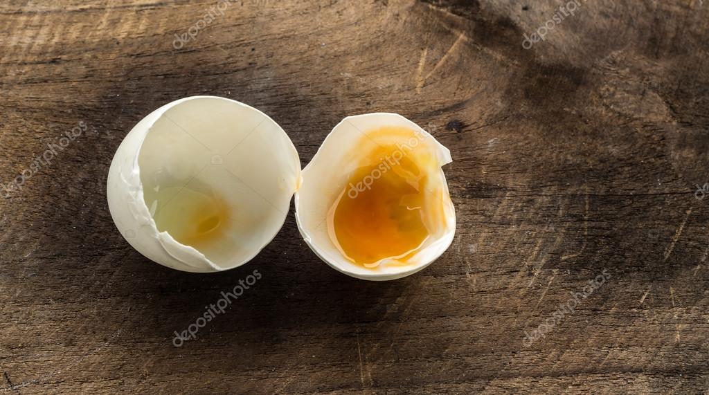 https://st2.depositphotos.com/5585864/8169/i/950/depositphotos_81696388-stock-photo-broken-egg-shells.jpg