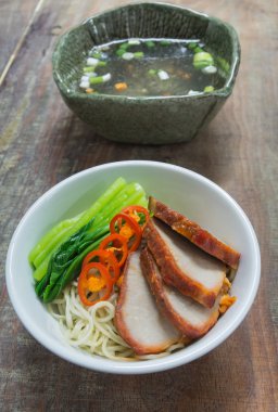 Yumurta Noodle ile açık çorbası