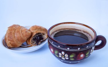 Kahvaltıda kahve ve kruvasan.