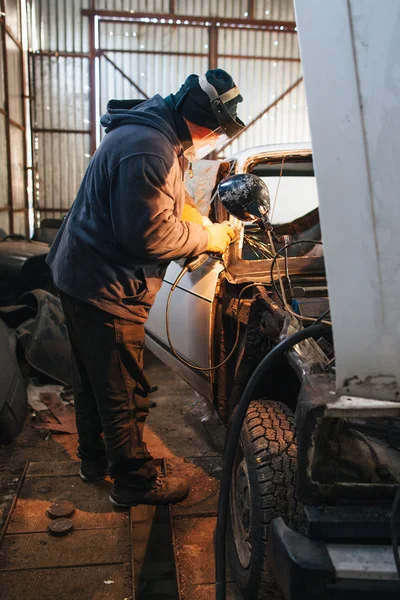 Mecánica de reparación y servicio de coches en el garaje — Foto de Stock