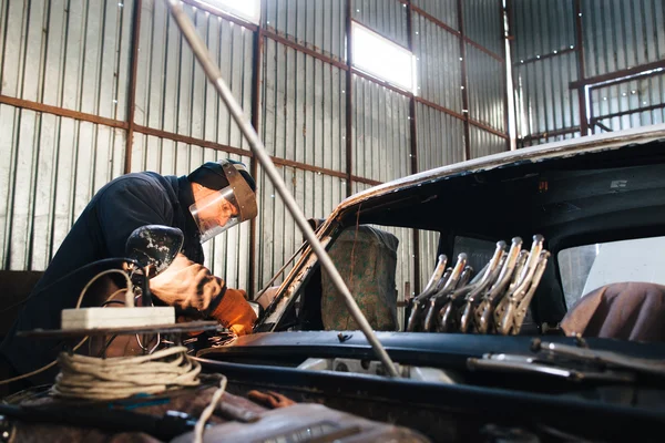Renovación del viejo coche dañado en Rusia — Foto de Stock