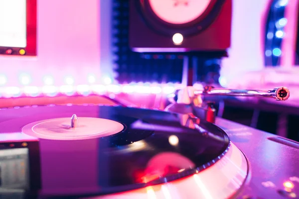 Draaitafel vinyl spelen met club verlichting — Stockfoto