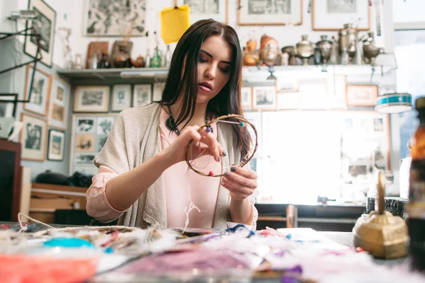 Meester maakt nieuwe Dromenvanger in art studio. — Stockfoto