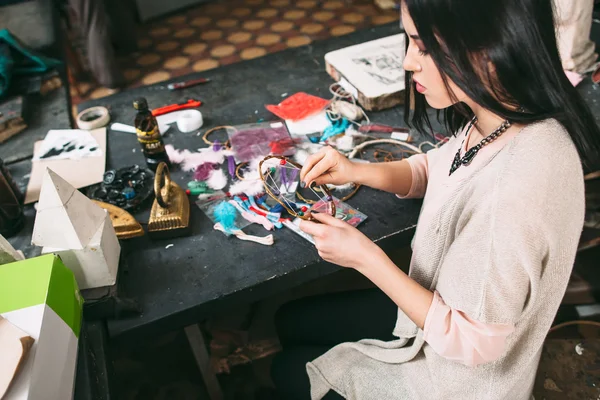 Maestro hace nuevo atrapasueños en estudio de arte . —  Fotos de Stock