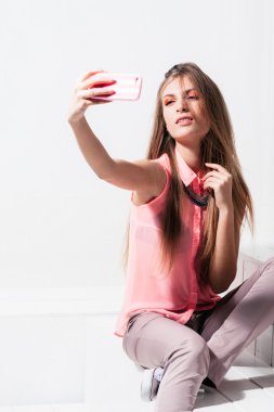 Kız selfie üstünde hareket eden telefon yapıyor