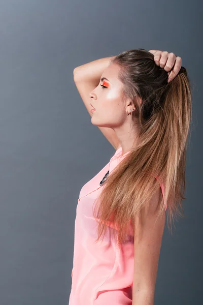 Ung flicka med en ljus orange make-up — Stockfoto