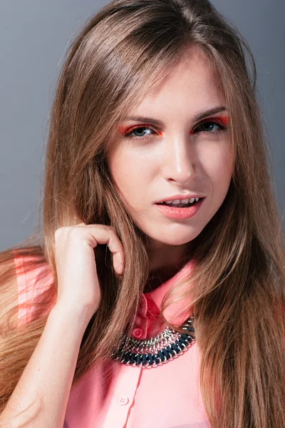 Mladá atraktivní dívka s Petra oranžové make-up — Stock fotografie