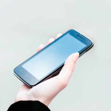 kadının elinde boş geniş ekran smartphone