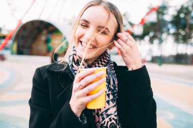 Bir parkta sabah kahve keyfi kız