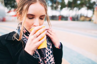 Bir parkta sabah kahve keyfi kız