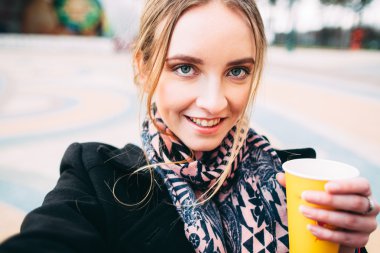 Sabah kahve alarak selfie dışında kızla