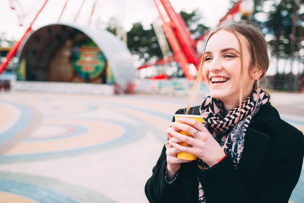 Bir parkta sabah kahve keyfi kız