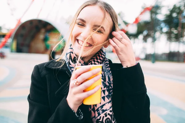 Bir parkta sabah kahve keyfi kız