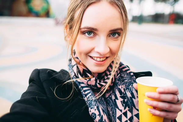 Sabah kahve alarak selfie dışında kızla