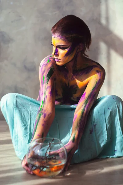 Yaratıcı vücut sanatı ile oturan kız — Stok fotoğraf