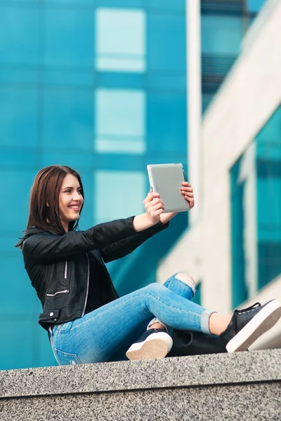 Sonriente chica toma selfie en la ciudad fondo —  Fotos de Stock