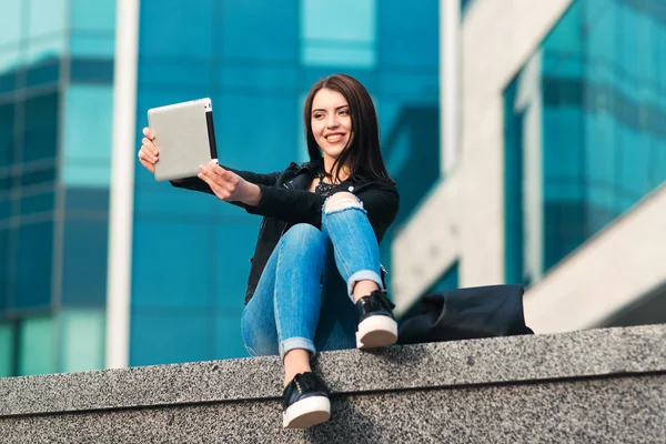 Sonriente chica toma selfie en la ciudad fondo —  Fotos de Stock