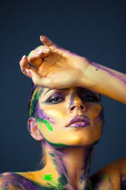 Kadın vücut sanatı koyu mavi zemin üzerine