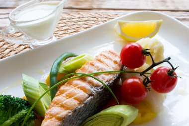 Garnitür sebze ile Buhar somon