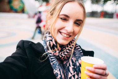 Sabah kahve alarak selfie dışında kızla