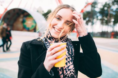 Bir parkta sabah kahve keyfi kız