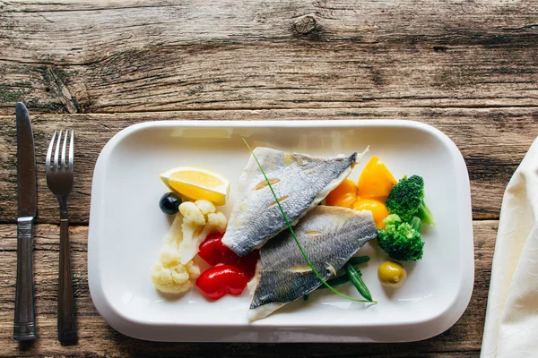 Fischfilet mit geschmortem Gemüse. Fastenzeit — Stockfoto