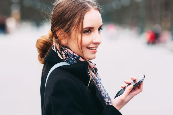 Sonriente chica franca con teléfono en la calle —  Fotos de Stock